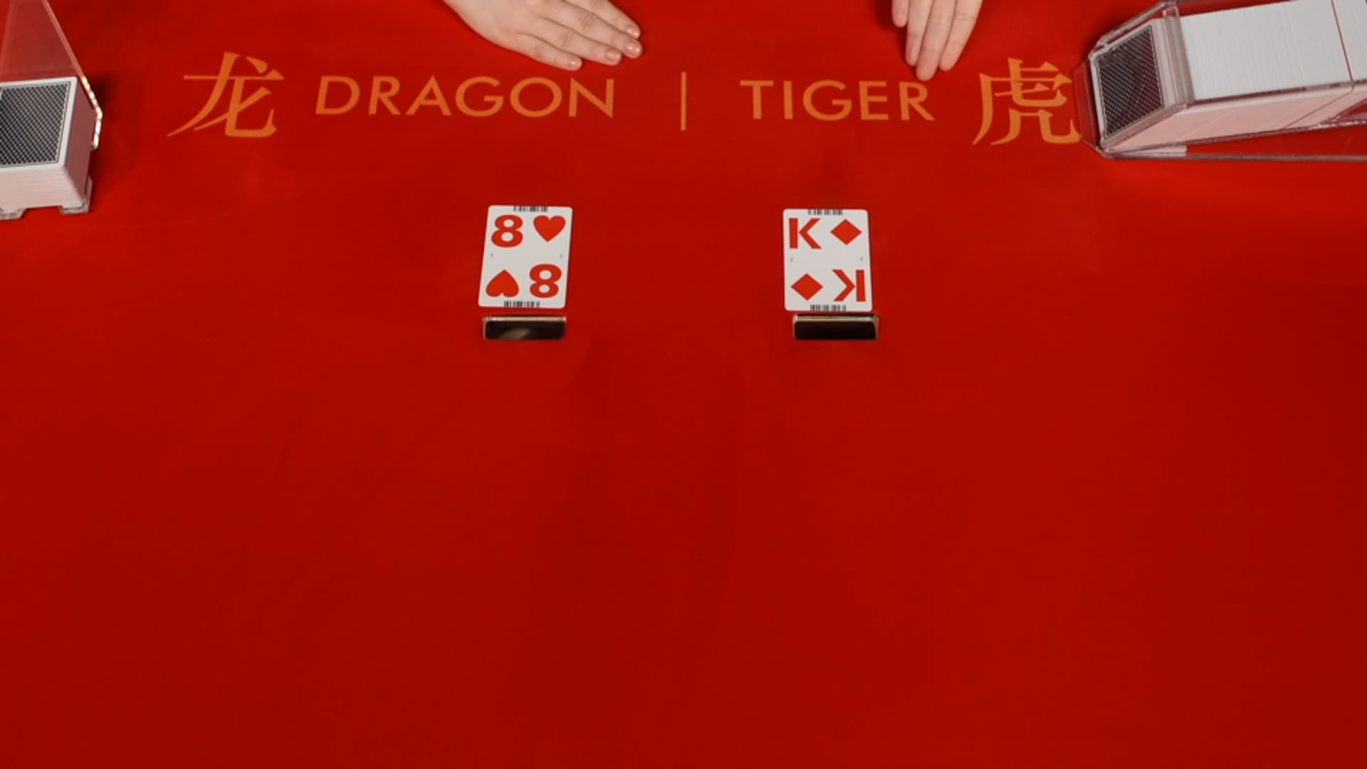 The cards are also revealed close-up for more immersion - Dragon Tiger live game show